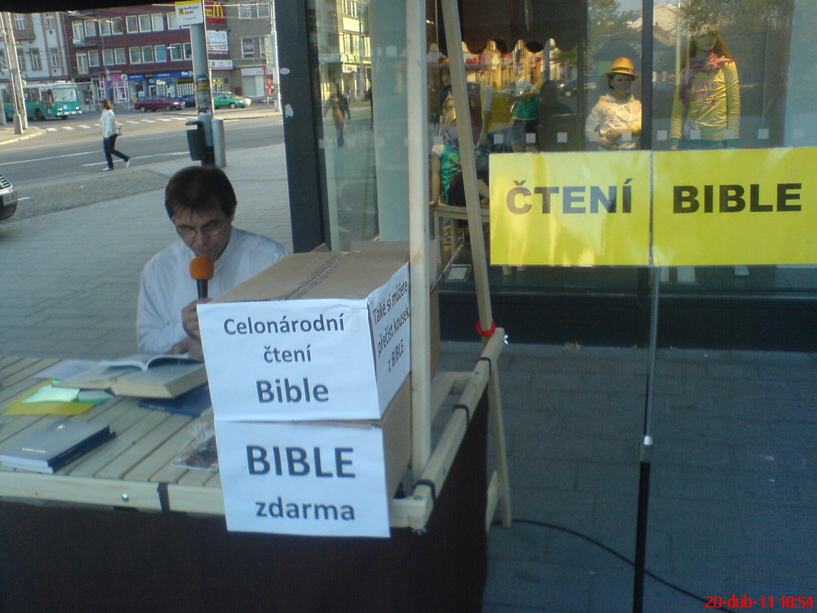 Rozdávání Biblí při veřejném čtení na Třídě Míru Pardubice 3